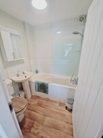 Basic Double Room, Garden View | Bathroom