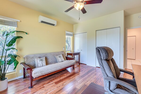 Living area - Ocean-view Oasis w/ Pool in Kailua-kona! (Kailua-Kona)