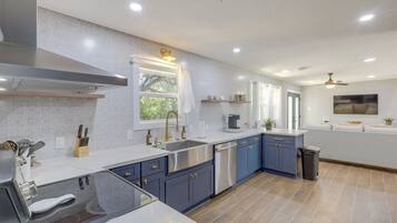 House (4 Bedrooms) | Interior