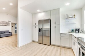 House (3 Bedrooms) | Interior - Glendale Home w/ Pool, Basketball + Bbq! (Glendale)