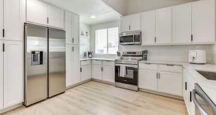 Glendale Home w/ Pool, Basketball + Bbq!