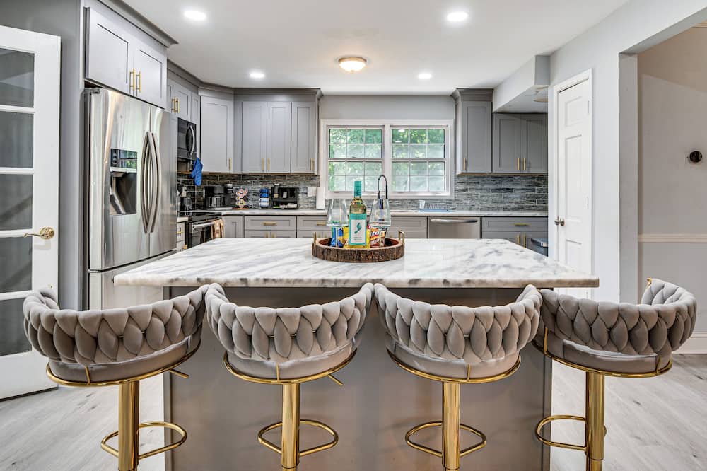 Spacious Home w/ Hot Tub, 14 Mi to Downtown Atl! - Fairburn, GA