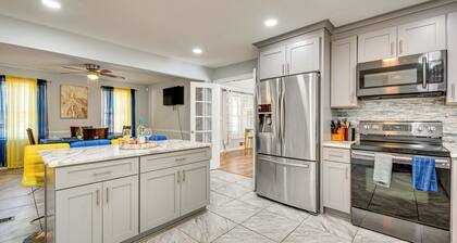 Spacious Home w/ Hot Tub, 14 Mi to Downtown Atl!