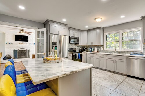 Spacious Home w/ Hot Tub, 14 Mi to Downtown Atl!