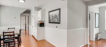 Madison Home: Walk to Main Street!