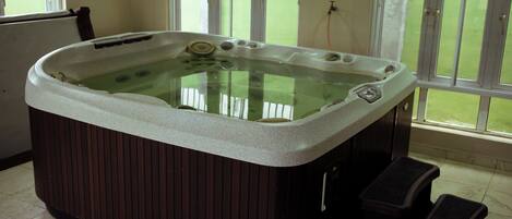 Indoor spa tub