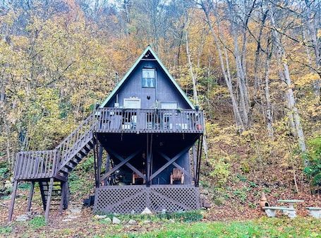 外観. Secluded cabin on the Clinch river, kayaks & canoes available! Sleeps 6. WIFI.