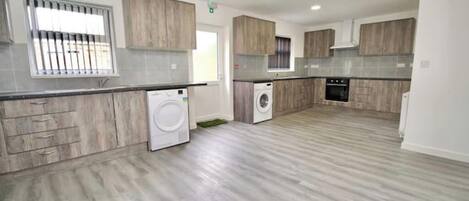 Kookgerei, borden en bestek, eettafels