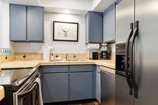 Køleskab, mikrobølgeovn, ovn, kogeplade