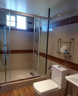 Articles de toilette gratuits, sèche-cheveux, serviettes fournies, savon
