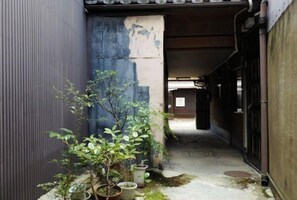 Unclassified image, 3 of 7, button - Honmachi-Shin North (Kyoto)
