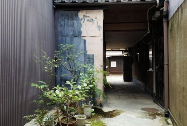 Unclassified image, 1 of 7, button - Honmachi-Shin North (Kyoto)