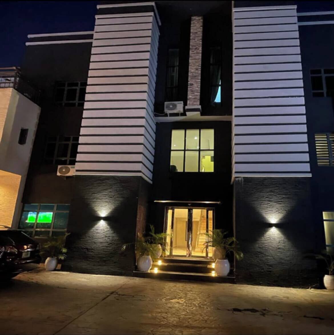 Voorkant accommodatie - avond/nacht