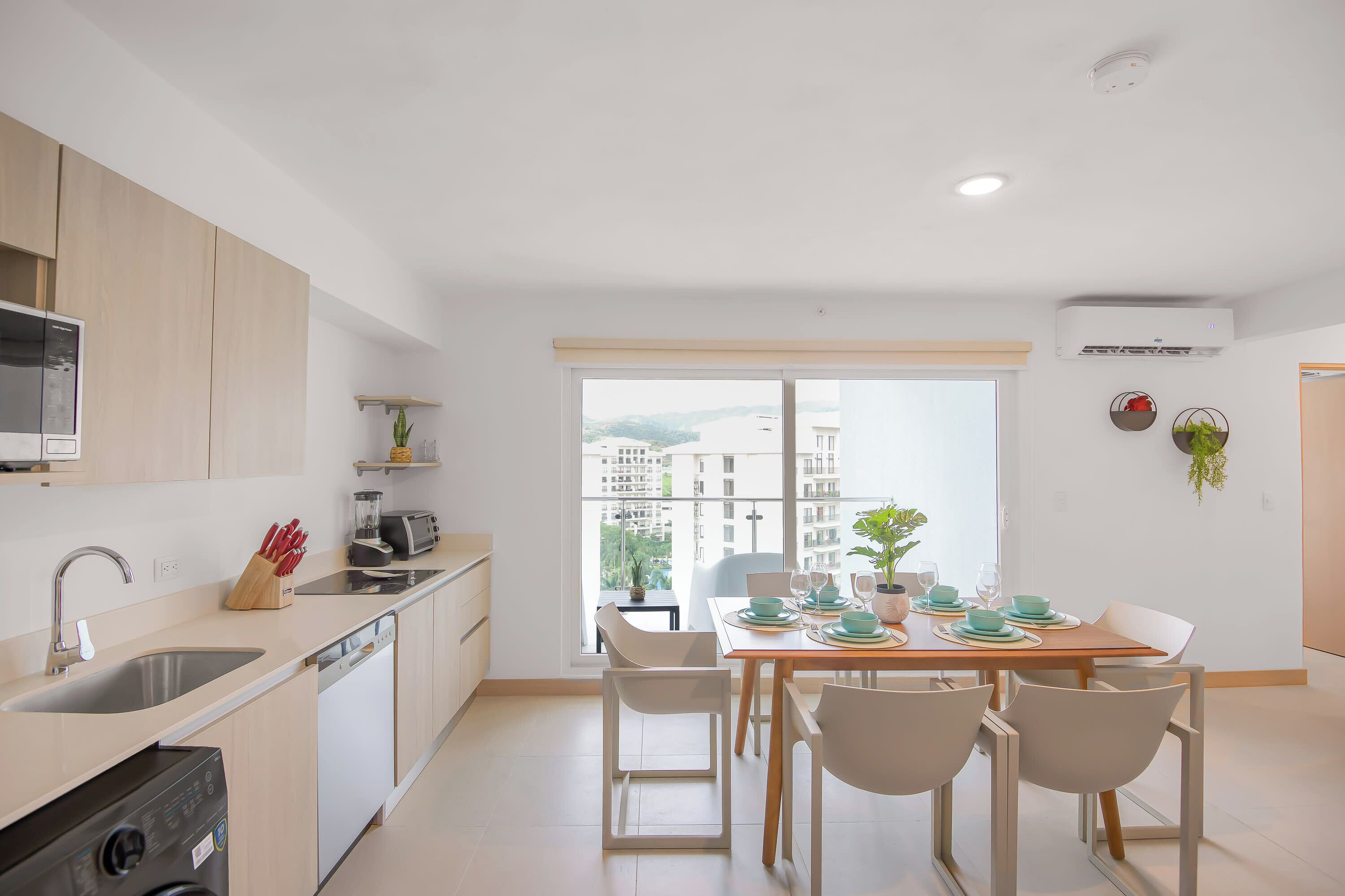 Cafeteira/chaleira, geladeira, micro-ondas, cooktop