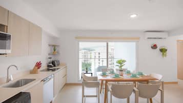 Fridge, microwave, stovetop, dishwasher