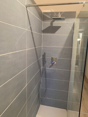 Dusche, Haartrockner, Handtücher, Seife