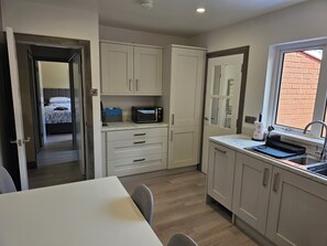 Frigorífico, microondas, horno y placa de cocina