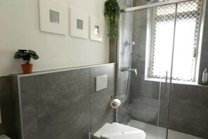 Douche, sĂšche-cheveux, bidet, serviettes fournies