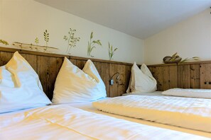 Tremannsrom, balkong, fjellutsikt | Sengetøy av topp kvalitet, safe på rommet og blendingsgardiner