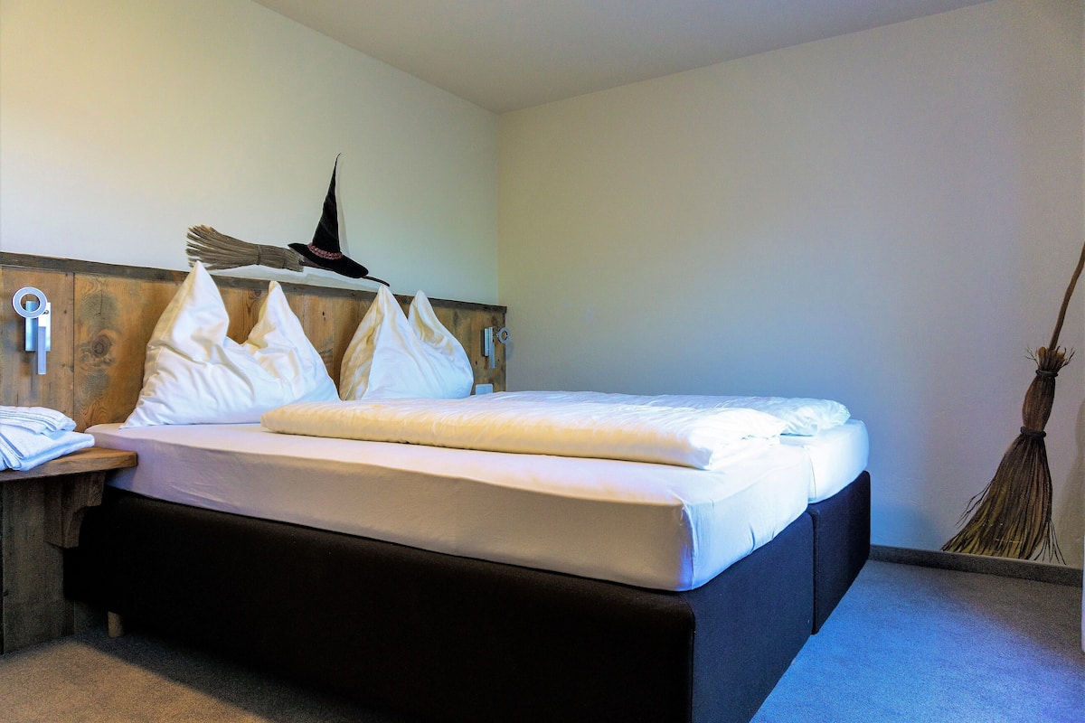 Premium bedding, in-room safe, blackout drapes, cribs/infant beds