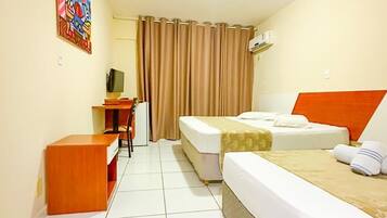 标准三人房, 阳台 | 办公桌、笔记本电脑工作区、遮光窗帘、免费 WiFi