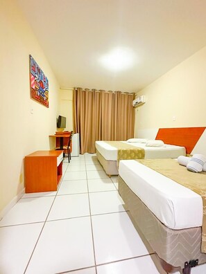 Escritorio, espacio para trabajar con laptop y cortinas blackout 