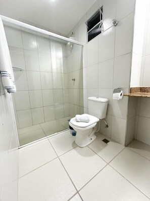 Ducha, toallas, jabón, papel higiénico