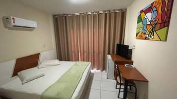 Escritorio, espacio para trabajar con laptop y cortinas blackout