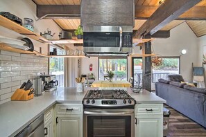 ثلاجة، ميكروويف، موقد طهي مسطح، غسالة أطباق