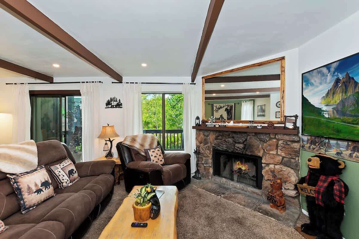 Televisión y chimenea 