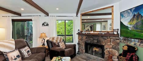 Televisión y chimenea