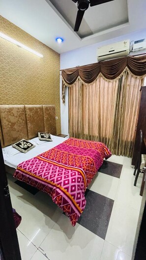 豪華雙人房, 城市景觀 | 免費無線上網、床單