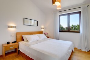 3 chambres, fer et planche à repasser, Wi-Fi, draps fournis