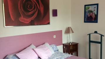 2 chambres, bureau, fer et planche à repasser, lit parapluie