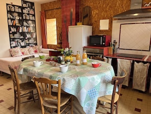 Dining - the garden level retreat at La Roche Bleue (La Roche-Vineuse)