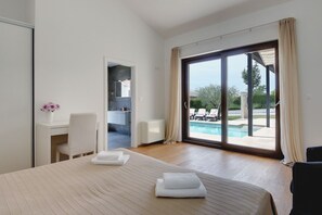 4 habitaciones, tabla de planchar con plancha, wifi y ropa de cama 