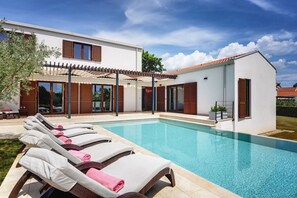 Pool - Villa Lunna Rossa - beautiful villa with private pool in Central Istria (Sveti Petar U Sumi)