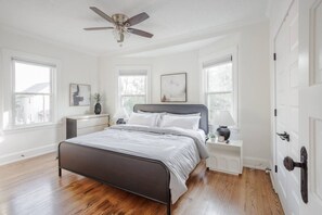 4 soveværelser, skrivebord, strygejern/strygebræt, weekendseng