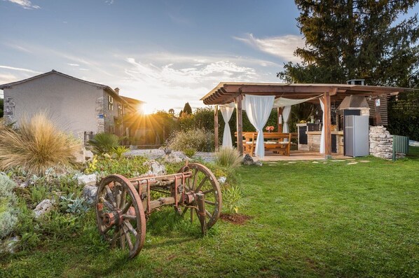 Outdoor dining - Villa Dorstari - Charming holiday home with private pool and beautifdul garden in the heart of Istria (Heki)