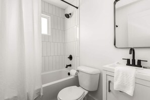 Appartement, 2 slaapkamers | Badkamer | Handdoeken, shampoo