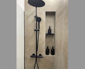 Shower, towels, soap, shampoo - Casa Lupita, super central and elegant apartment (El Cotillo)