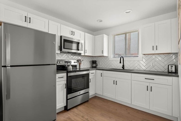 Appartement, 2 chambres | Cuisine privée | Réfrigérateur, four, cafetière/bouilloire, grille-pain
