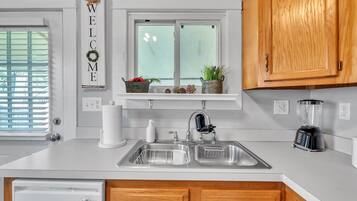 House, 2 Bedrooms | Private kitchen