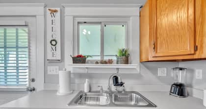 Charming 2br Hot Tub Getaway 2 Bedroom Home