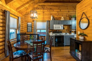 Cabin, 2 phòng ngủ | Bếp riêng | Tủ lạnh, lò nướng, dụng cụ pha cà phê/trà, lò nướng bánh mì 