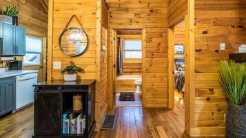 Mökki, 2 makuuhuonetta | Yksityinen keittiö | Jääkaappi, uuni, kahvin-/teenkeitin, leivänpaahdin