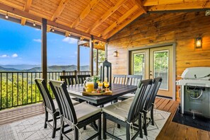 Cabin, 5 Bedrooms | Outdoor dining