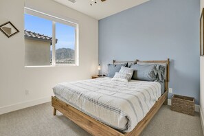 4 habitaciones, escritorio y tabla de planchar con plancha