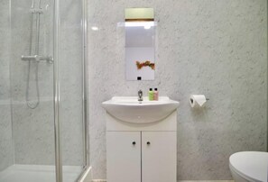 Hair dryer, soap, shampoo, toilet paper - Matlock Studio 6 - Coventry

 (Coventry)