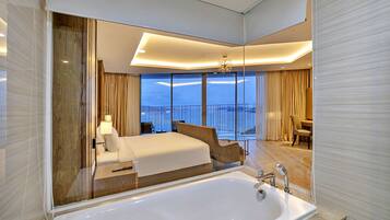 Kondominium Premier, pemandangan laut terbatas | Kamar mandi | Shower, shower pijat air, dan perlengkapan mandi gratis